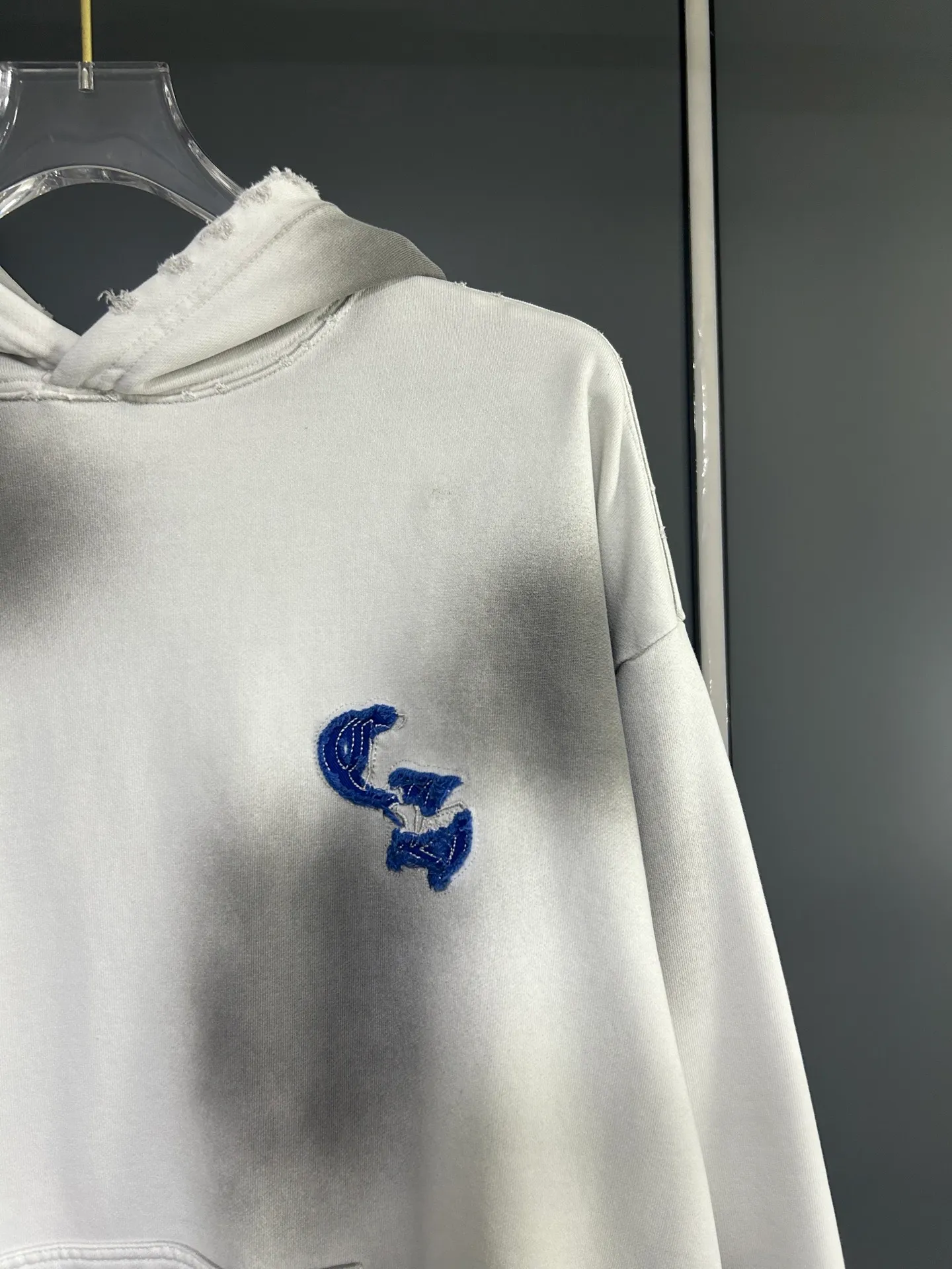 P310 𝗖𝗵𝗿𝗼𝗺𝗲 𝗛𝗲𝗮𝗿𝘁𝘀/Cro Heart 2025 Cross Patch Embroidery Summer New Original Single Counter American Acid Washed Distressed Laser Burnt Patch Embroidery Couple Casual Hooded Sweatshirt 👑The highest version! Customized fabric 440g tripe terry fabric! American acid-washed and distressed original fabric laser burnt ✟appliqué embroidery and exquisite embroidery of letters! The best-selling model at the counter. It is very comfortable to wear. It is low-key yet luxurious. It is very classy when worn. The large size and tailoring are needless to say. The upper body is exquisite and vivid. 👍High-end first-class materials. A truly palace-level product. The cotton from Turkey is of outstanding quality. After heavy washing, the clothes are very soft! Not picky, the upper body is absolutely stylish and extremely luxurious. Auxiliary materials: The original model has been authenticated and labeled ➕100% silk washed with water label. Genuine purchase-grade original hangtag➕matching hanging rope➕3D hanging beads➕original packaging bag. Craftsmanship: The original version has consistent wiring! The highest version of the armhole matching technique! Countless times of pattern making to 100% restore the original appearance! The correct version is the same for men and women, super eye-catching, super good-looking, and super atmospheric! Color: White Black Royal Blue Size, XS S M L